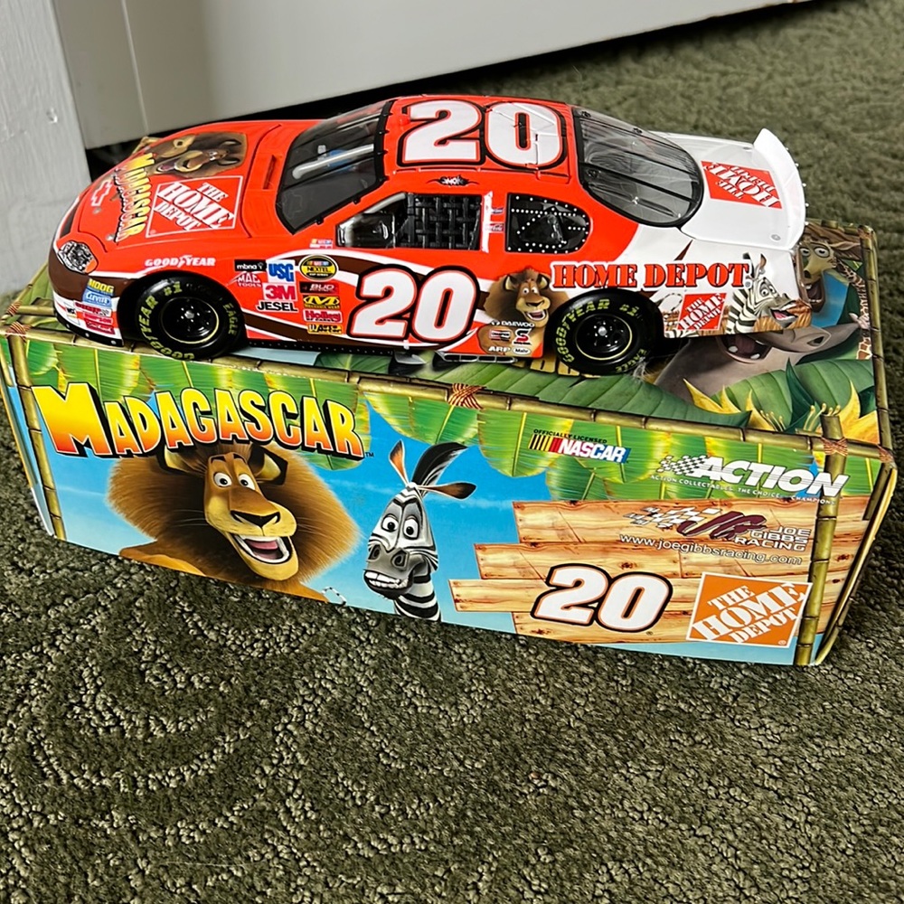 Tony Stewart 2005 1:24 scale stock car
